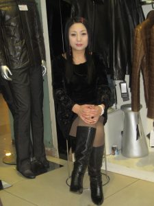 来自东北哈尔滨的服装店老板娘,喜欢穿高跟鞋秀腿