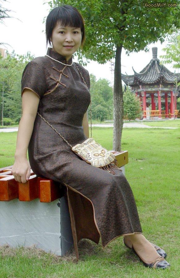 丰满的山阿姨穿旗袍肉丝在公园里拍照[第4张/共4张]