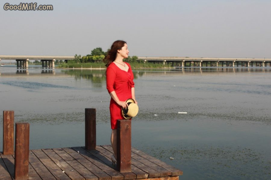 性感宝宝姐红裙在郊区河边拍照[第3张/共5张]