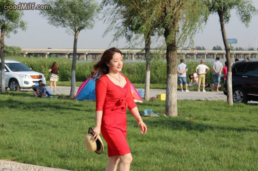 性感宝宝姐红裙在郊区河边拍照[第4张/共5张]