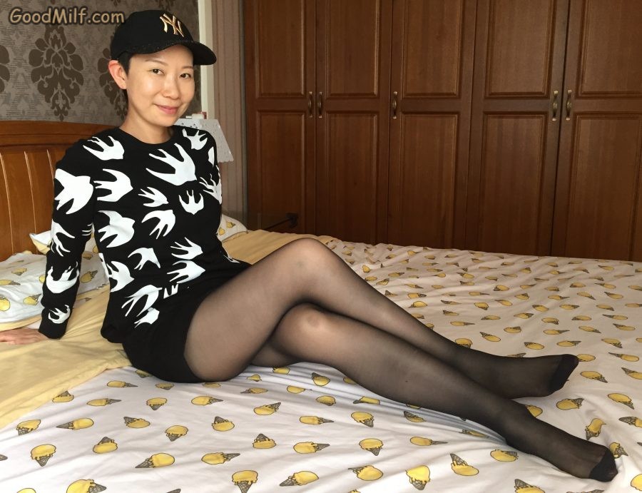 长腿女人戴帽子在家中床上展示[第5张/共11张]