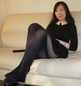 这位居家美妇喜欢穿黑色丝袜展示长腿