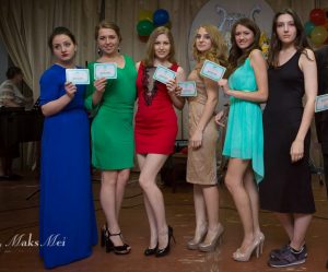 美丽的乌克兰人妻美腿高跟聚会最靓的还是主角