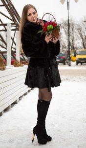 乌克兰媳妇雪地里的高跟靴子黑丝