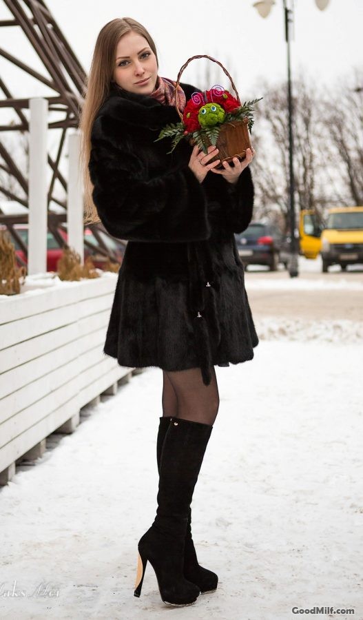 乌克兰媳妇雪地里的高跟靴子黑丝[第2张/共2张]