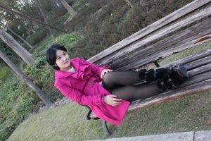 和女友小妞出去玩,在公园长椅上的厚丝腿