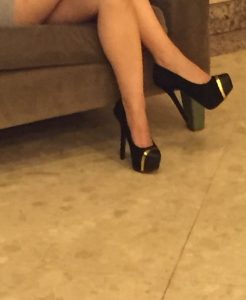 在酒店大堂坐着的一位时尚美女的恨天高美腿