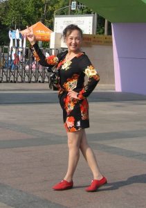 熟女钟姐穿肉丝在上海滩游览灯光艺术节
