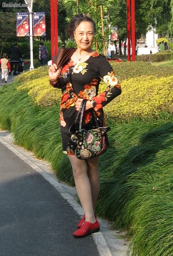 熟女钟姐穿肉丝在上海滩游览灯光艺术节[第11张/共12张]