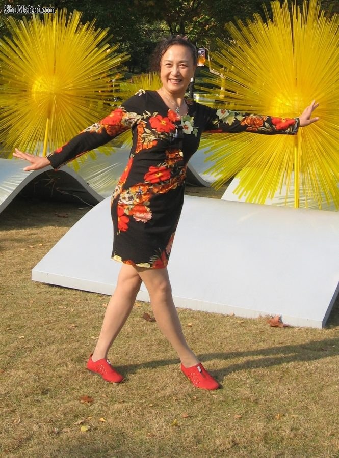 熟女钟姐穿肉丝在上海滩游览灯光艺术节[第7张/共12张]