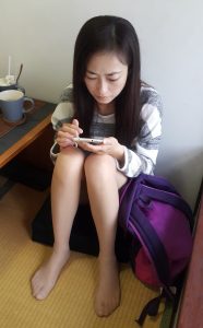 爱穿丝袜的可爱女人在日本游玩时拍双腿踩在榻榻米上面