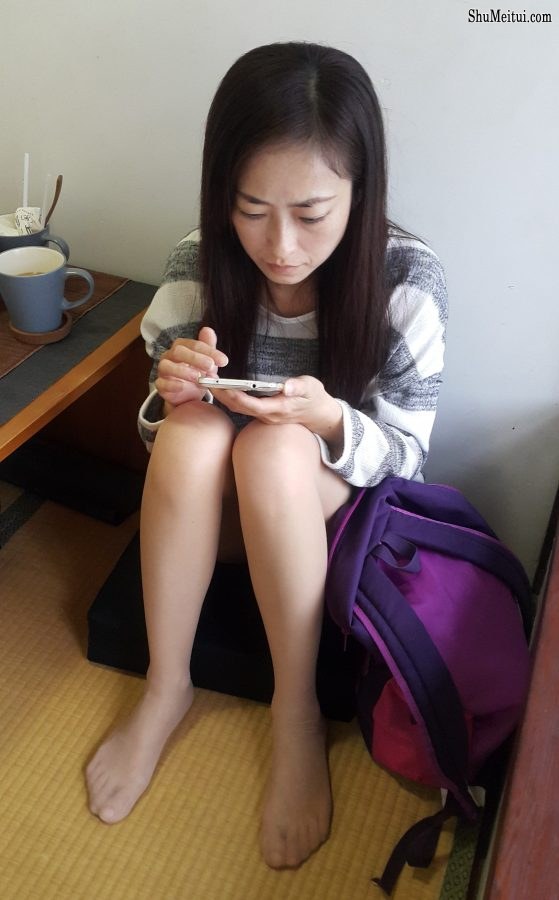 爱穿丝袜的可爱女人在日本游玩时拍双腿踩在榻榻米上面[第4张/共9张]