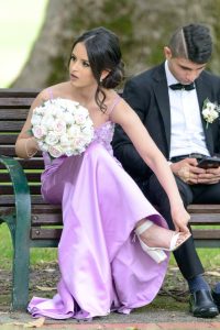 外国准新娘拍婚纱照时擦鞋摸脚