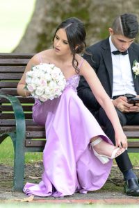 外国准新娘拍婚纱照时擦鞋摸脚