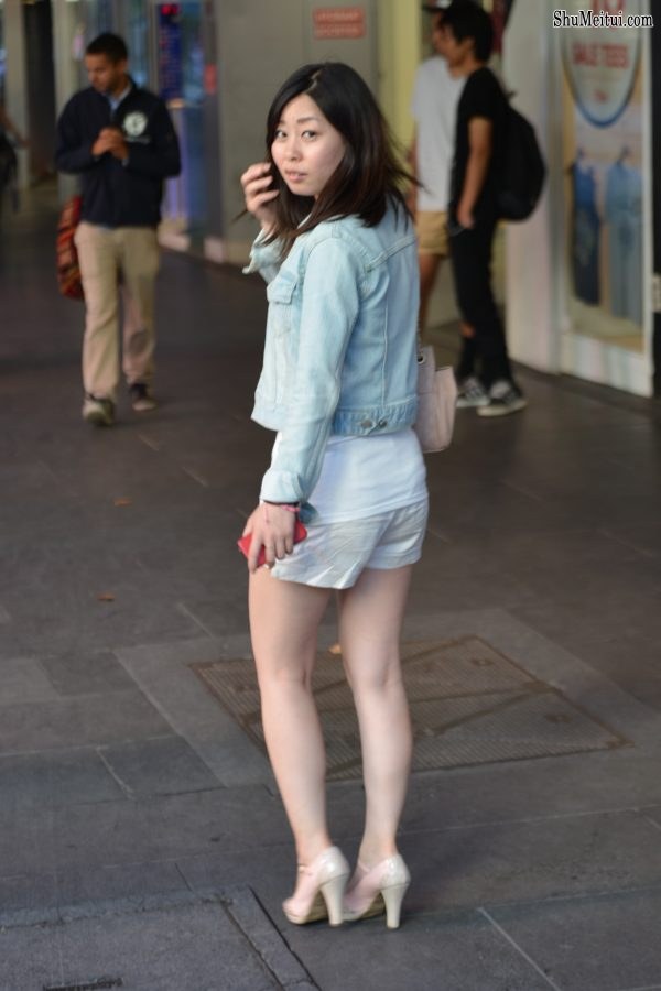街头摄影短裤美白腿女人[第1张/共2张]