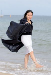 气质熟女摩卡假期在海边不忘换上高跟鞋