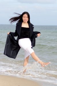 气质熟女摩卡假期在海边不忘换上高跟鞋