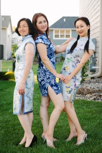 何姐和她的旗袍朋友们在别墅外的草地上拍照换了不同的衣服[第1张/共48张]