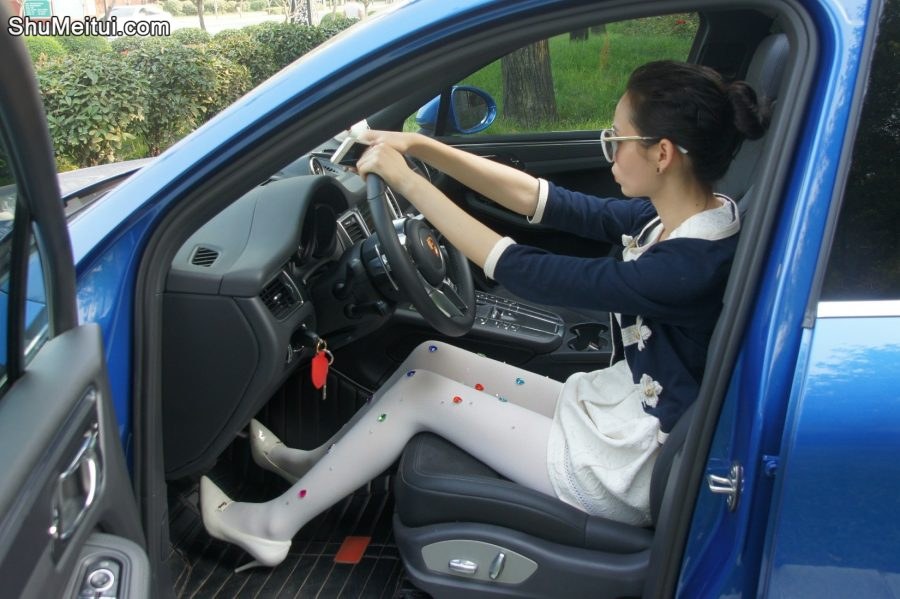 保时捷媳妇穿白色厚裤袜高跟开车[第3张/共9张]