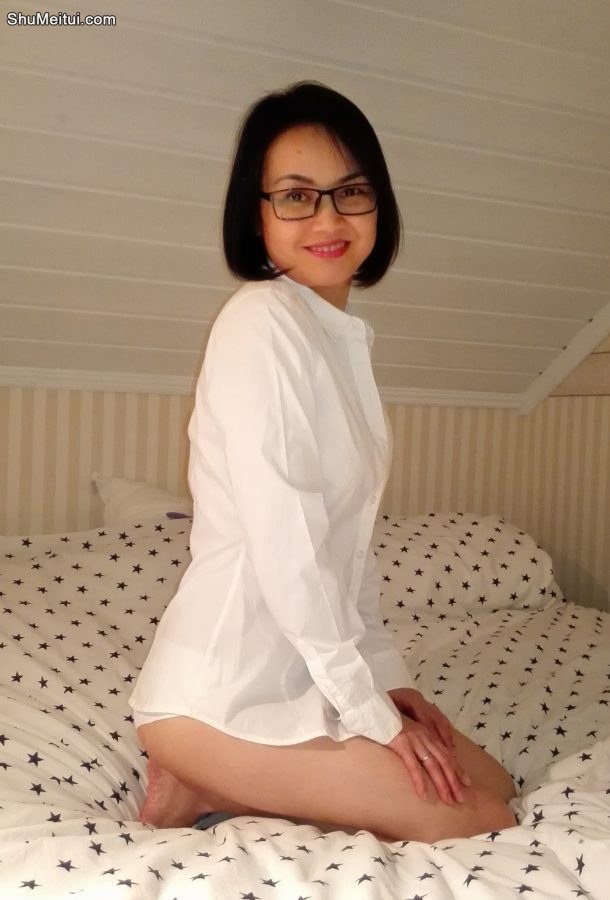 戴眼镜的美雅姐床上只穿了一件衬衫[第8张/共10张]