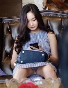 极品小少妇坐姿霸气,坐在她对面好幸福