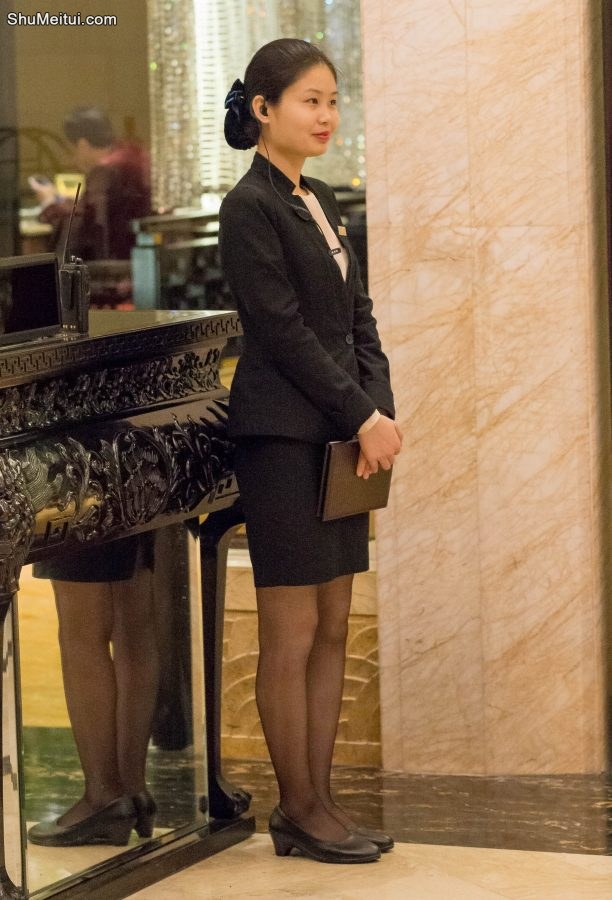 酒店大厅的美女接待员一个个都是黑色丝袜和长腿，身材很婀娜哦[第1张/共7张]