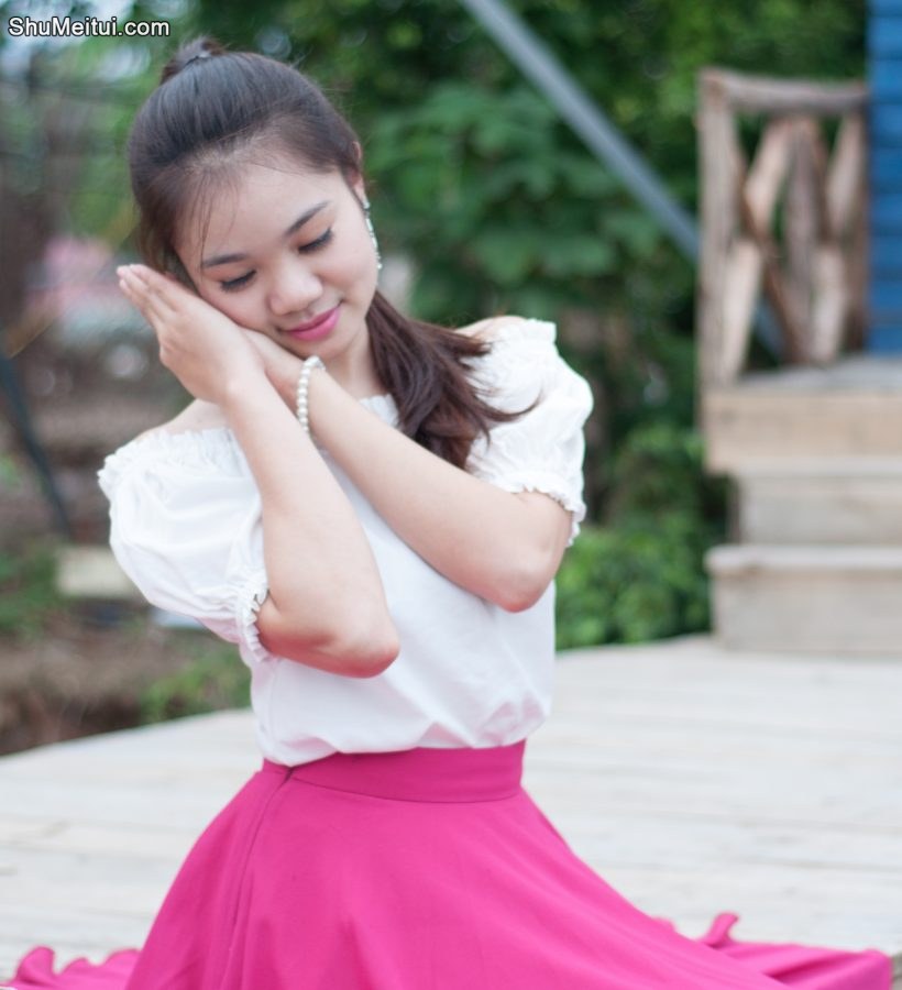 越南河内的可爱小阿妹，白衣红裙纯天然[第5张/共7张]