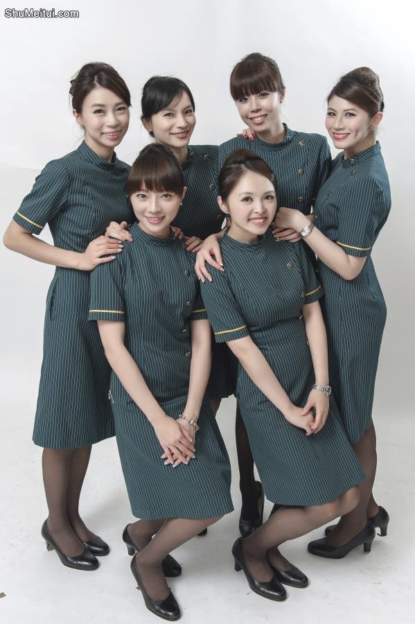 美丽的空姐们穿制服黑色丝袜在一起拍写真-第一部分[第41张/共41张]