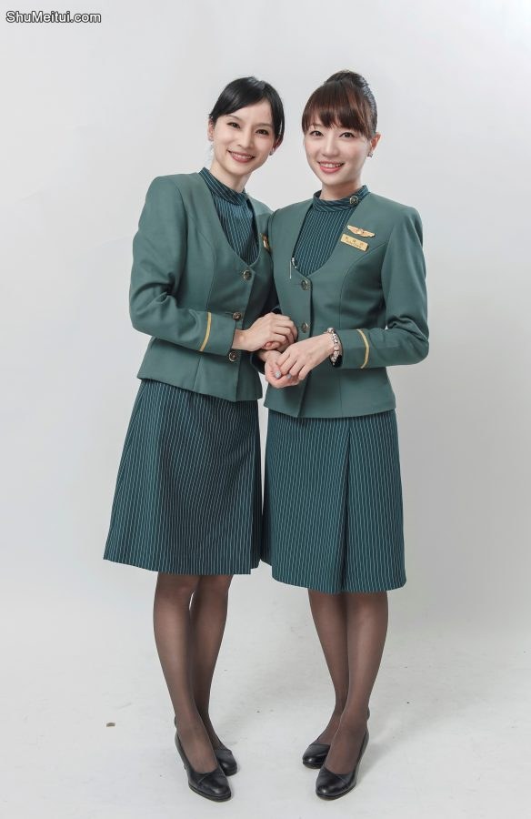 美丽的空姐们穿制服黑色丝袜在一起拍写真-第一部分[第17张/共41张]