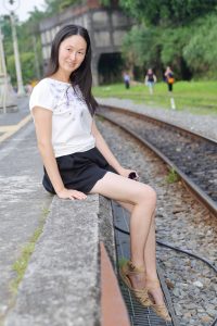 Elin姐在铁路旁边展示大白腿[第1张/共3张]
