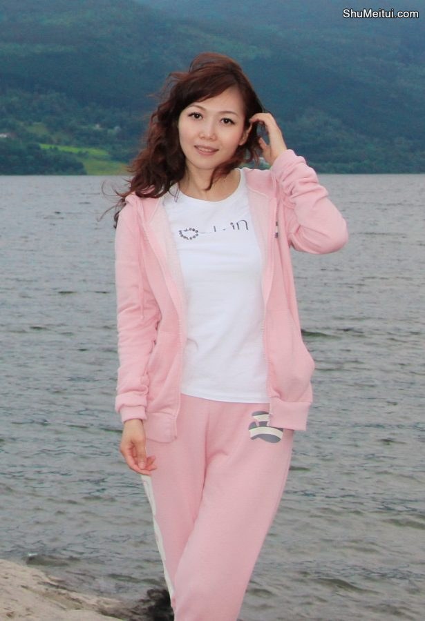 知风姐身穿粉色运动装畅游挪威小镇[第7张/共15张]