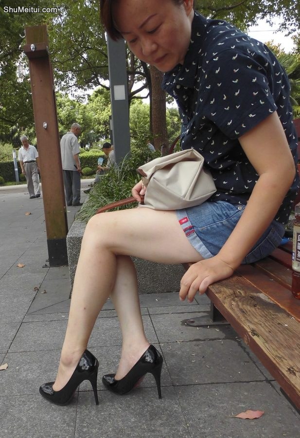 在公园长椅上休息的白腿大姐 细高跟好看腿又白[第1张/共8张]