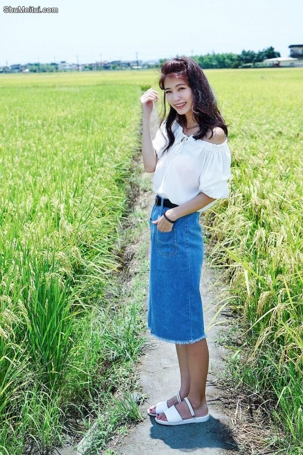 CC姐穿牛仔裙在稻田里拍照片[第5张/共5张]