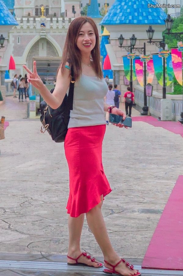 堂堂在韩国旅行时的照片身穿红裙红裙气质迷人[第4张/共11张]