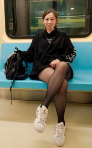 甜美的气质人妻坐地铁时展示自己的质感黑丝[第1张/共11张]