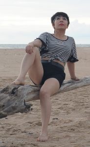 在海滩上秀大腿的短发熟女[第6张/共22张]