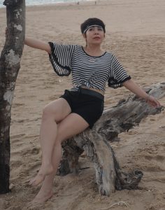 在海滩上秀大腿的短发熟女[第5张/共22张]