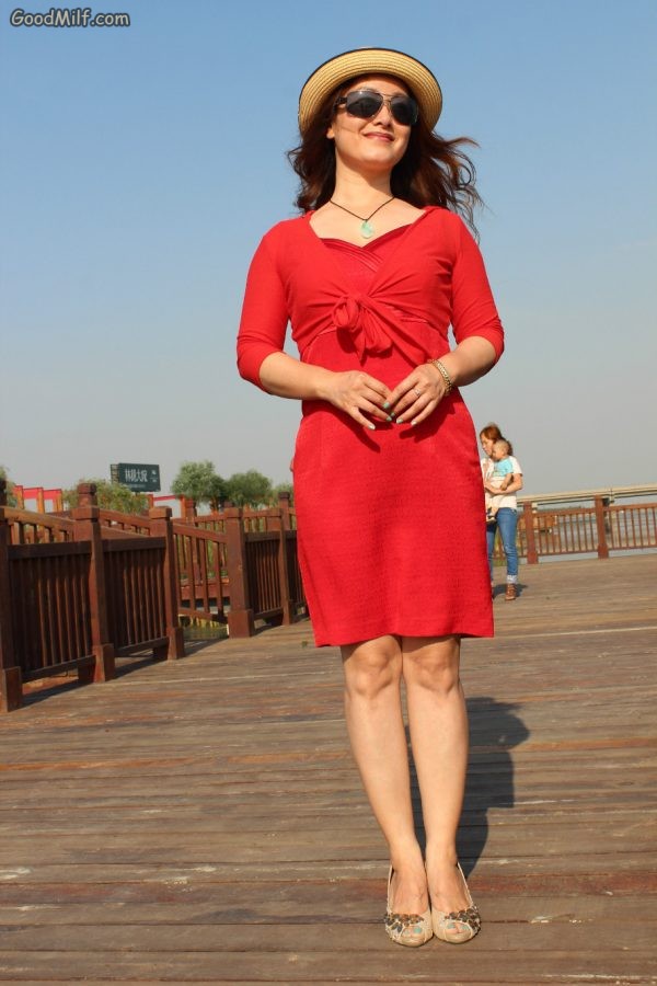 性感宝宝姐红裙在郊区河边拍照[第1张/共5张]