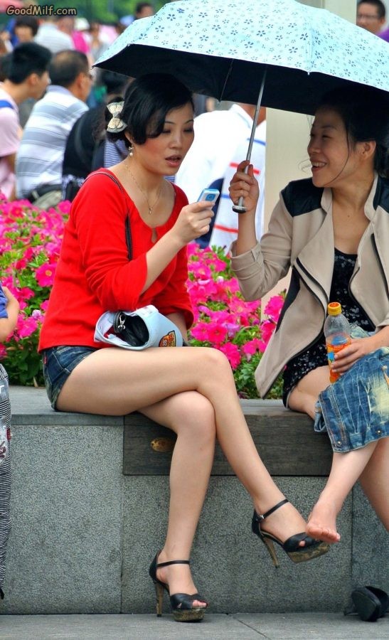 街头拍摄一位有味道的美女大腿高跟[第1张/共9张]