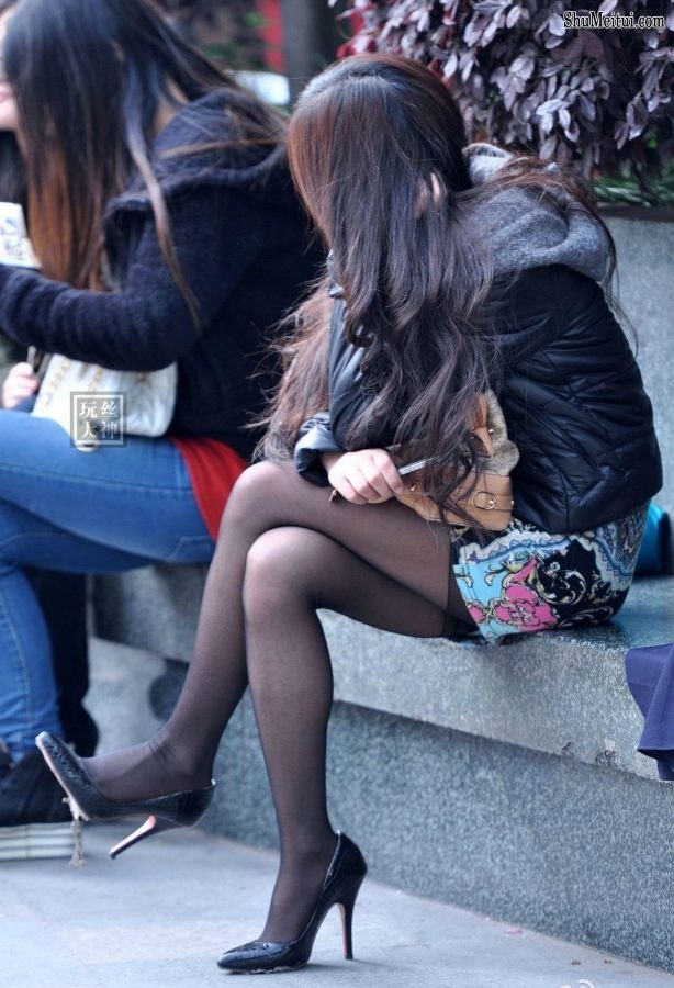 街头坐在路边的美女黑色丝袜红底高跟玩鞋[第1张/共6张]