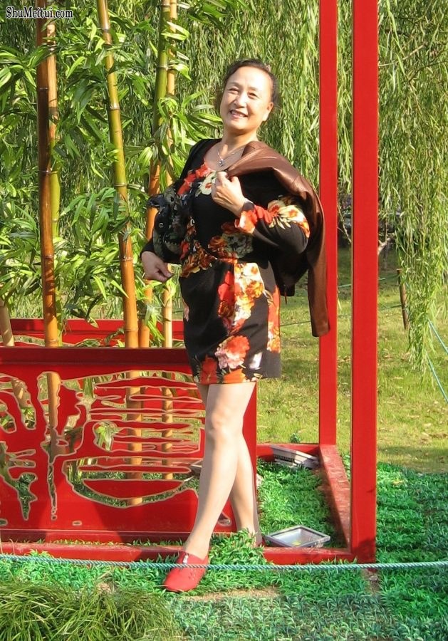 熟女钟姐穿肉丝在上海滩游览灯光艺术节[第10张/共12张]