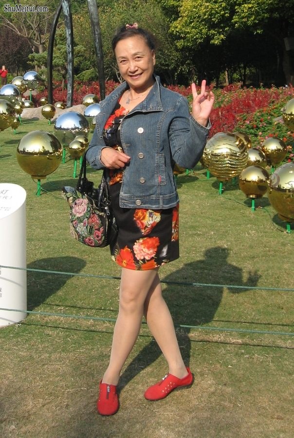 熟女钟姐穿肉丝在上海滩游览灯光艺术节[第3张/共12张]