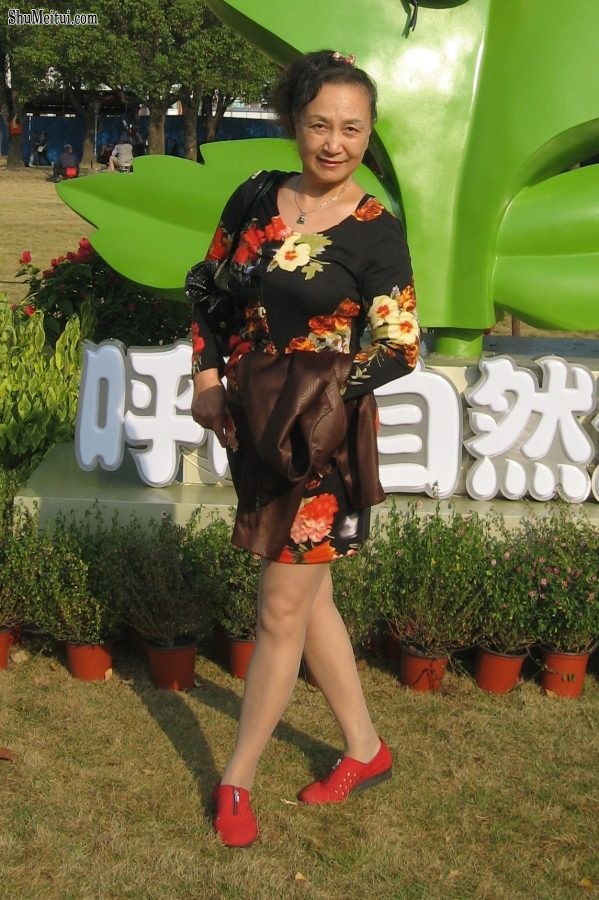 熟女钟姐穿肉丝在上海滩游览灯光艺术节[第8张/共12张]