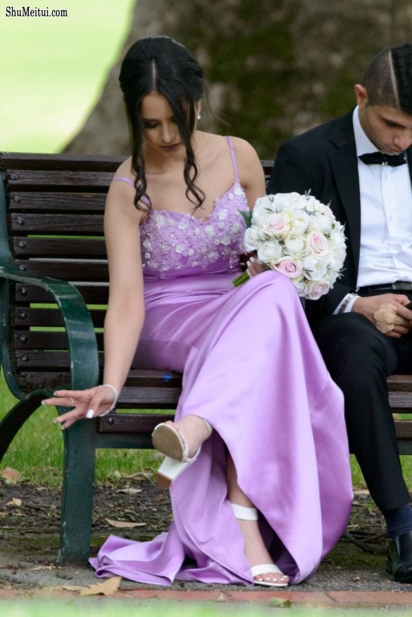 外国准新娘拍婚纱照时擦鞋摸脚[第3张/共5张]