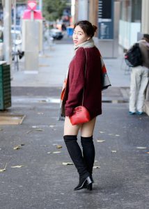冬日穿短裤露大腿的美女在大街上就缠着我给她拍照