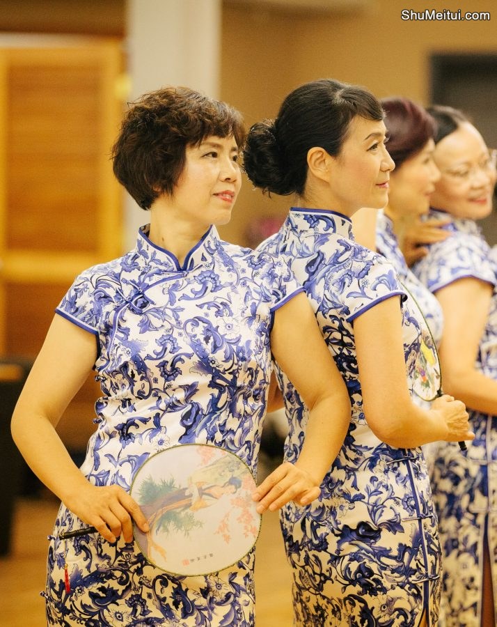 何姐和她的朋友们统一身着青花瓷旗袍排练[第18张/共35张]