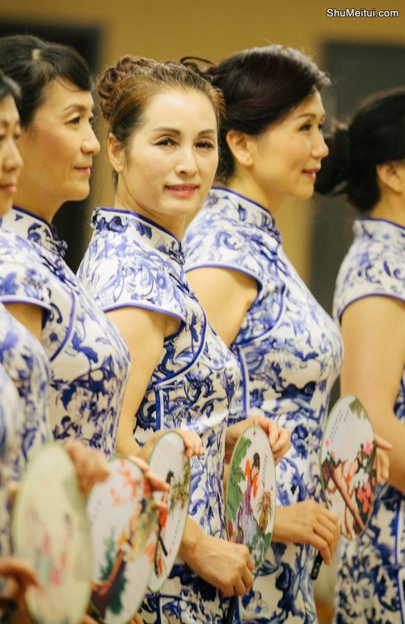 何姐和她的朋友们统一身着青花瓷旗袍排练[第11张/共35张]