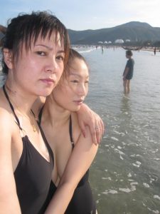 穿泳衣身材极好的熟妇在海边展示美胸