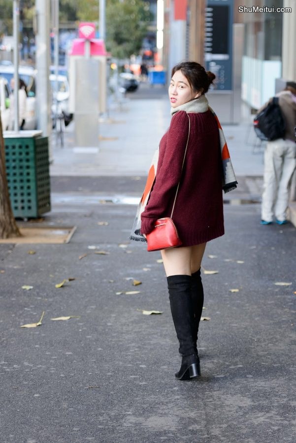 冬日穿短裤露大腿的美女在大街上就缠着我给她拍照[第4张/共5张]