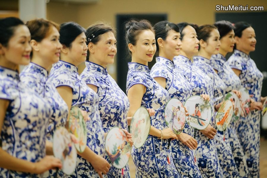 何姐和她的朋友们统一身着青花瓷旗袍排练[第7张/共35张]